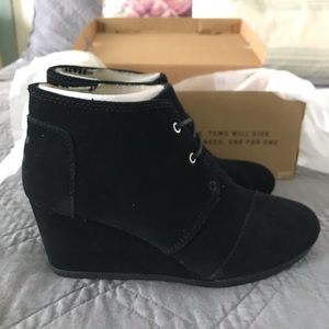 Toms Desert Wedge in black suede